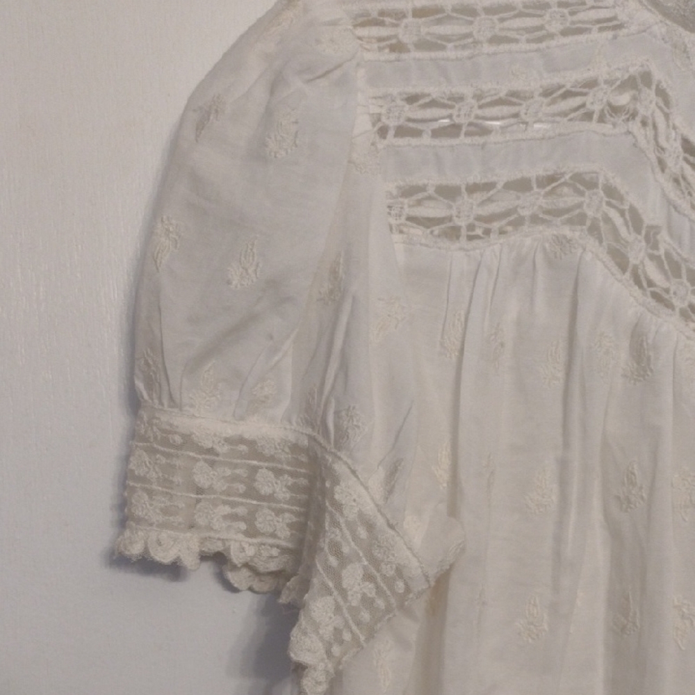 Elegant White Lace Blouse - Picture 3 of 12